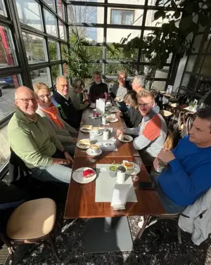 Bild von team und mitgereisten Fans im Cafe